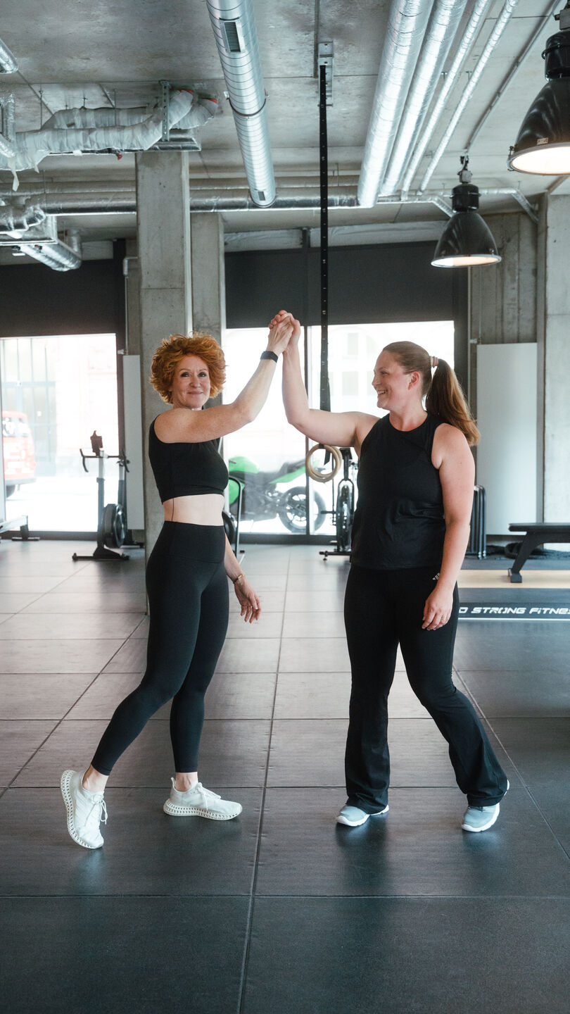 Stella Fibikar und eine Kundin klatschen sich nach dem Training ab
