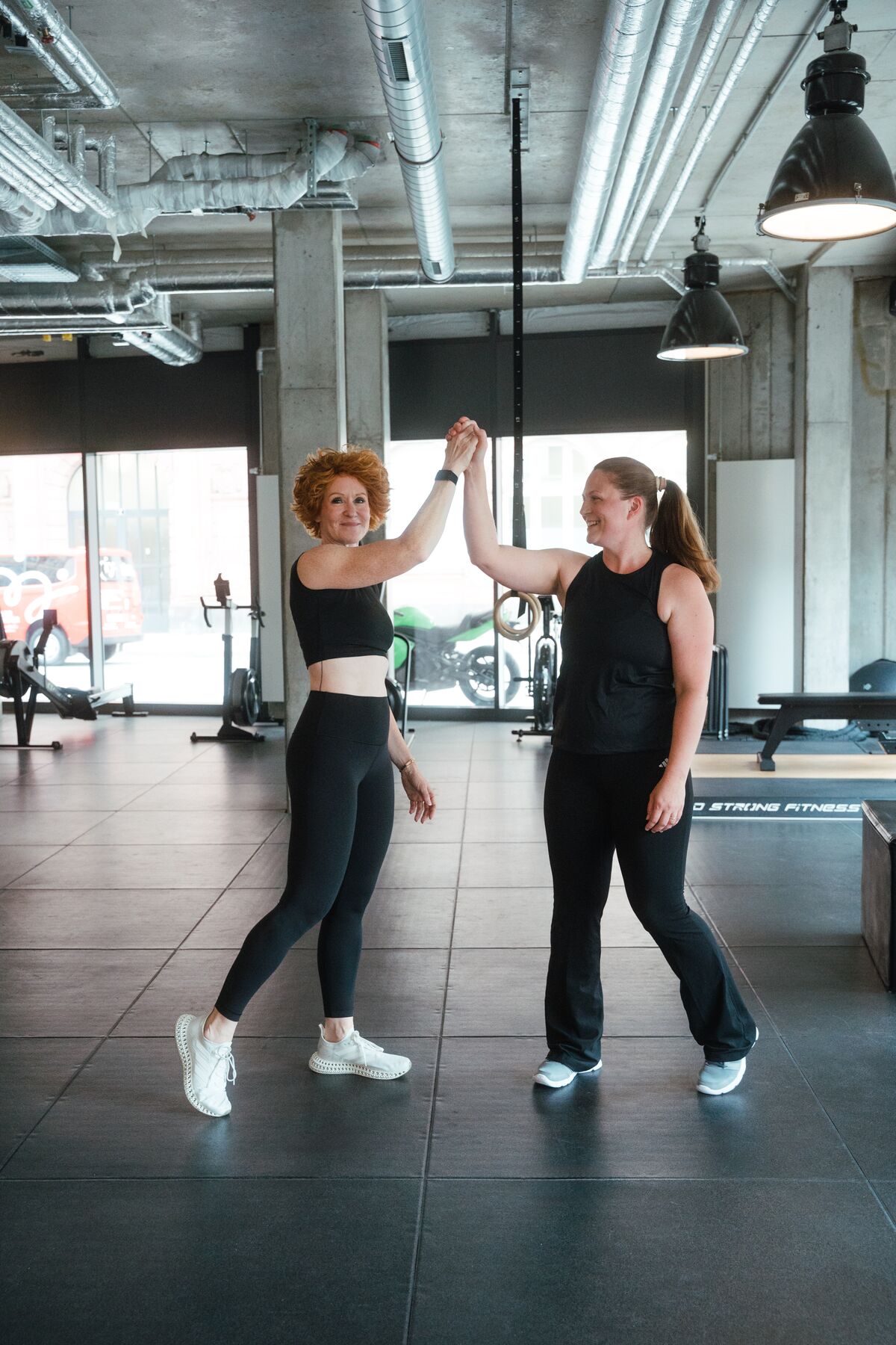 Stella Fibikar klatscht mit einer Kundin nach dem Training ab