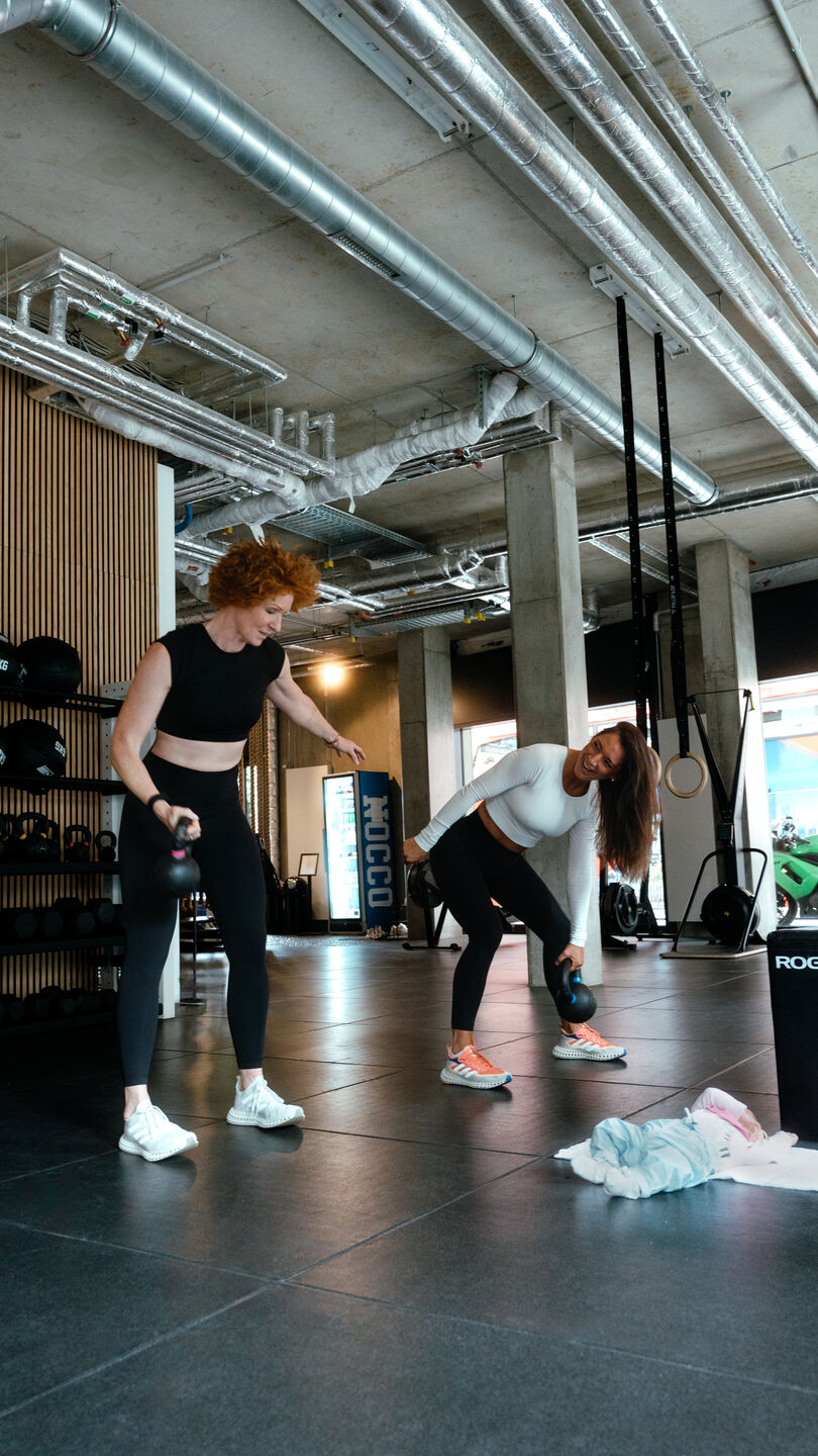 Stella Fibikar und eine Kundin beim Training mit der Kettlebell